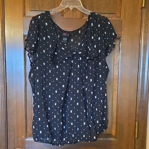 Torrid Black And White Ruffled Cap Sleeve Blouse With Skull And Crossbones